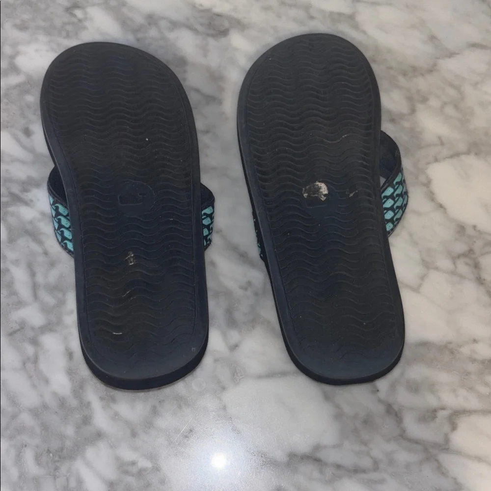 Vineyard Vines Black and blue Flip Flops